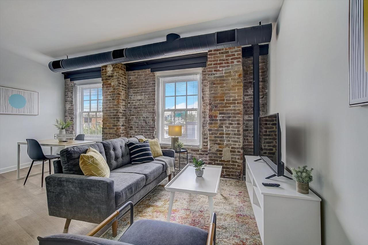 Frontdesk I Carriage Wheel Lofts Apts Philadelphia Apartment Room photo